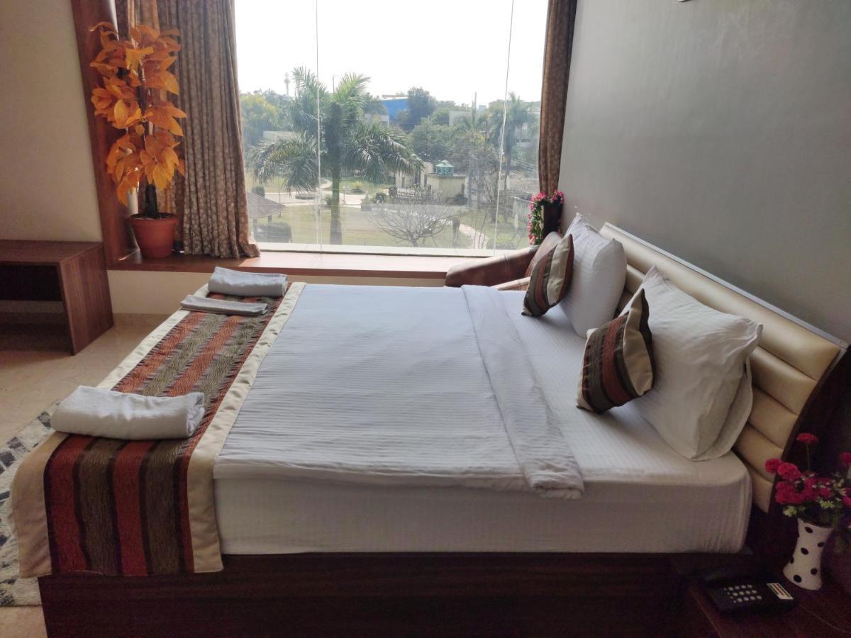 Visawa Palace Nanded Bagian luar foto